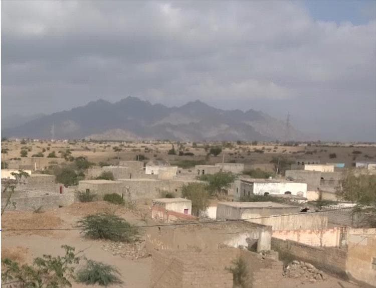 قرية نائية بين حيس والخوخة.. حرمان من الماء والدواء والتعليم وتحويل مدرسة إلى “عشش” يثير غضب الأهالي