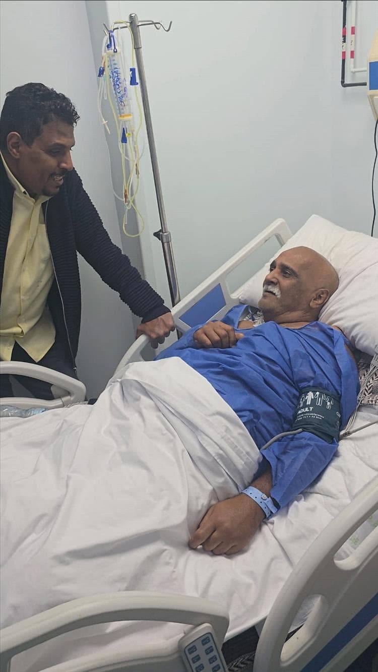 زيارة إنسانية من حلف قبائل حضرموت للشخصية الوطنية والاجتماعية زياد العكبري في أحد مستشفيات القاهرة