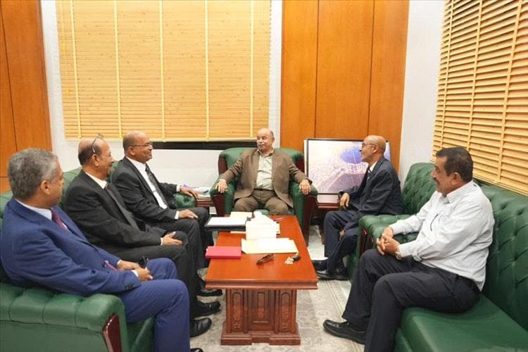 عضو مجلس القيادة الخنبشي يلتقي قيادة نقابة المحاميين في حضرموت