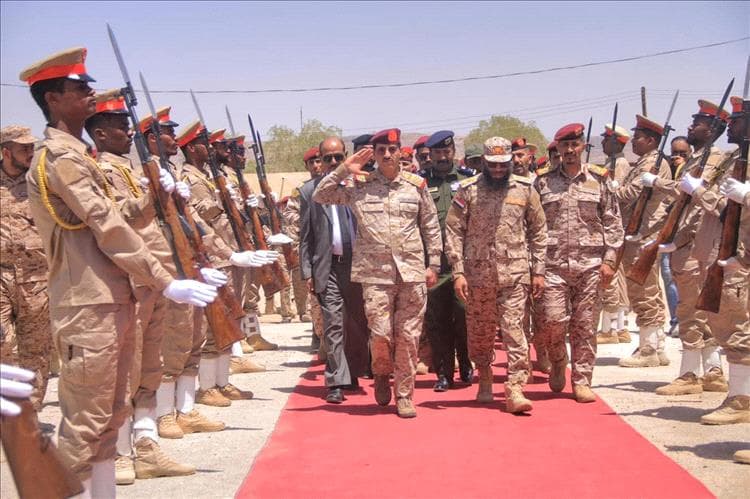 وزير الدفاع يطلع على جاهزية المنطقة العسكرية الأولى في سيئون