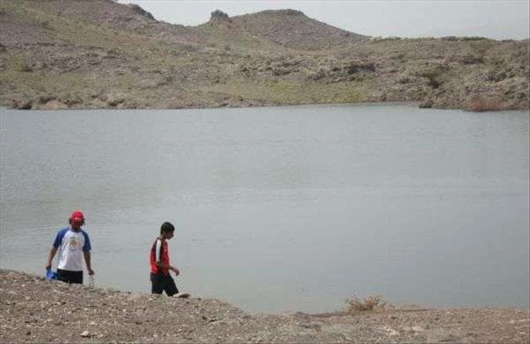 وفاة طفل غرقًا في أحد الحواجز المائية بتعز