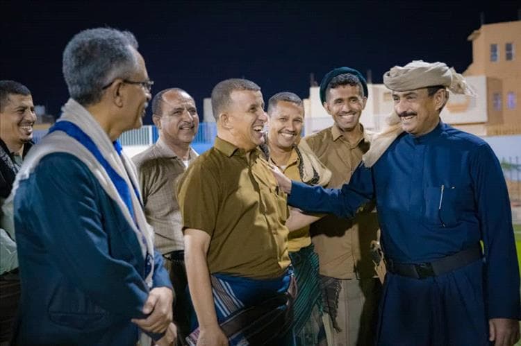 وسط فرحة شبابية.. محافظ شبوة يدشن مشروع إنارة وتأهيل ملعب الفقيد ناصر الخليفي بتكلفة 178 ألف دولار