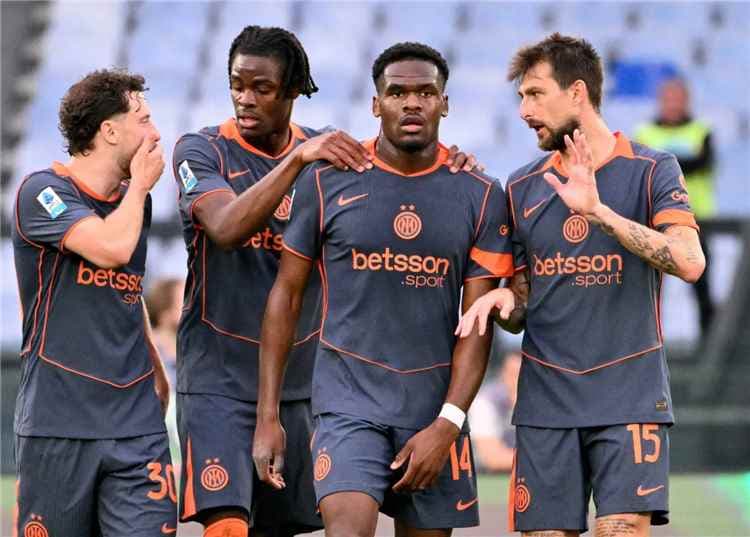 إنتر يواصل تألقه بانتصار ثقيل على لاتسيو في الدوري الإيطالي