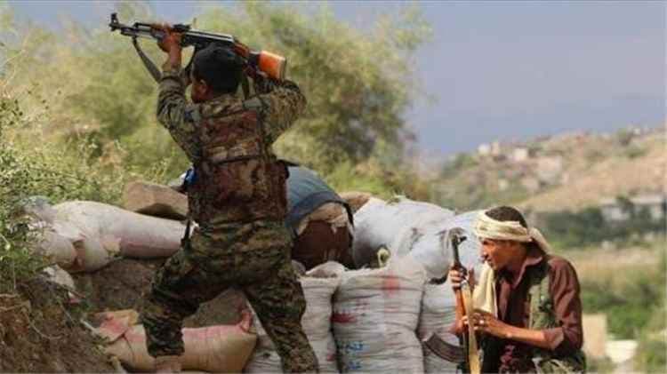 اشتباكات متواصلة بين القوات والحوثيين في جبل الجوبوب بتعز
