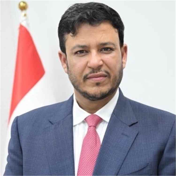 الدكتور عبدالله العليمي يجري اتصالاً بمحافظ شبوة ويؤكد أن الإرهاب الحوثي لن يكسر إرادة أبنائها أو ينال من أمنها واستقرارها
