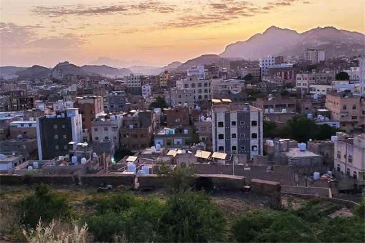 مليشيا الحوثي تشن قصفًا مدفعيًا على قرى سكنية في تعز