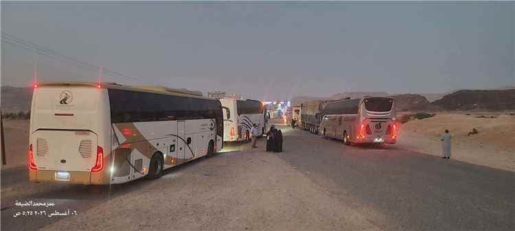 طوابير "نقطة الفلج" تمتد لكيلومترات.. مسافرون: "الانتظار يقتلنا"