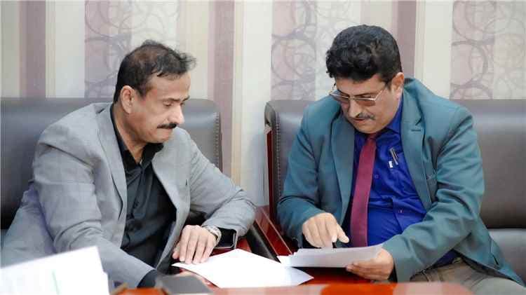 محافظ شبوة يوجه بحزمة معالجات خدمية لمديرية الروضة ويشدد على استكمال كهرباء "سلمون"