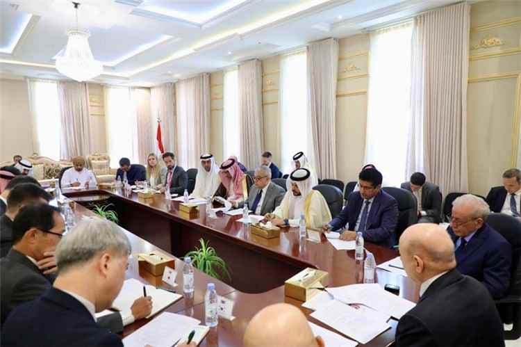 الرئيس العليمي: الحوثيون يوجهون الموارد للحرب بدلًا من الرواتب والخدمات