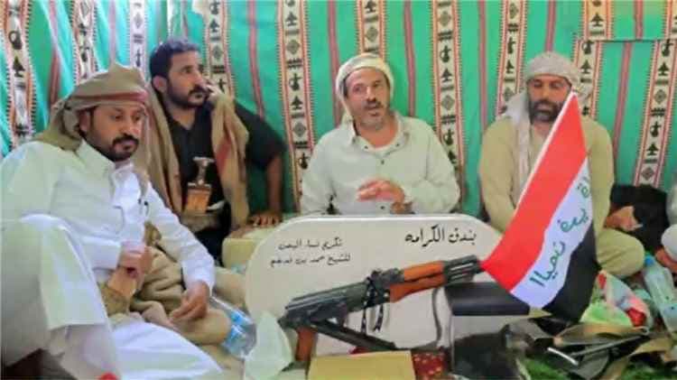 بالفيديو: الشيخ بن فدغم يتسلم "بندق الكرامة" من نساء اليمن ويعلن وثيقة شرف قبلية لحماية النساء