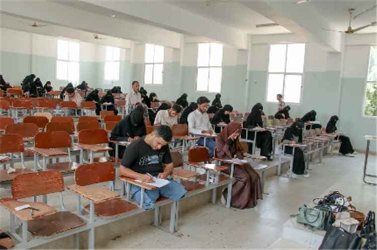 تخفيض أعداد طلاب العلوم الإنسانية يهدد مستقبل الجامعات اليمنية