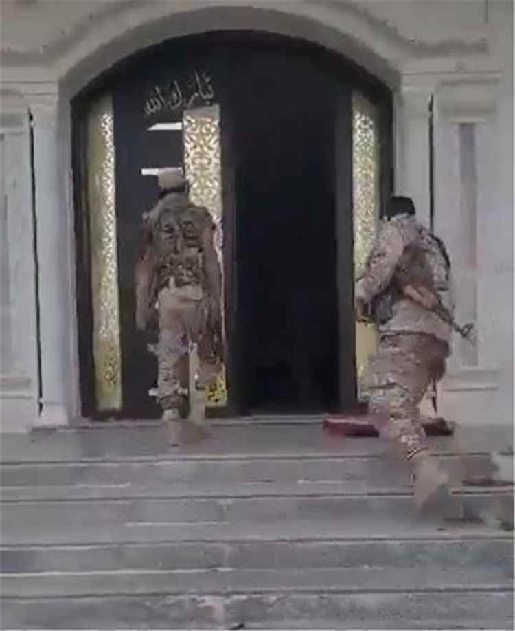 شاهد بالفيديو: الحوثيون يسيطرون على منزل البركاني بتعز ويحاصرون شريان الحياة نحو عدن