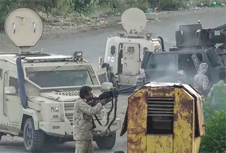 وزارة الصحة: حصار الحوثيين لتعز يهدد حياة المرضى والجرحى وحديثي الولادة