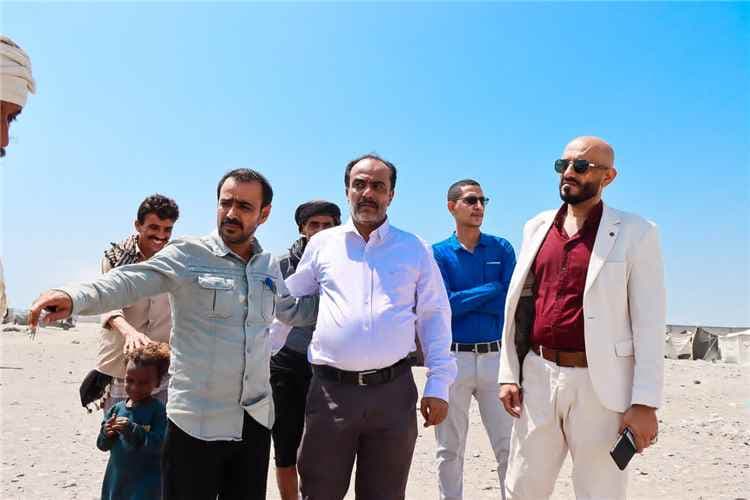 مدير خورمكسر يبحث مع المحافظ تنظيم المتنفسات ونقل النازحين إلى مخيم مركزي