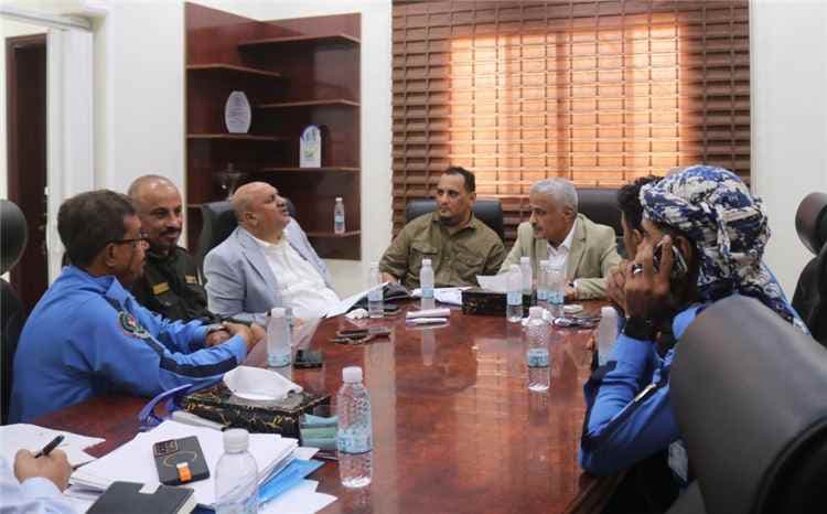 تحركات لتنظيم المرور في عدن.. صندوق صيانة الطرق يناقش تركيب إشارات مرورية لمعالجة الاختناقات