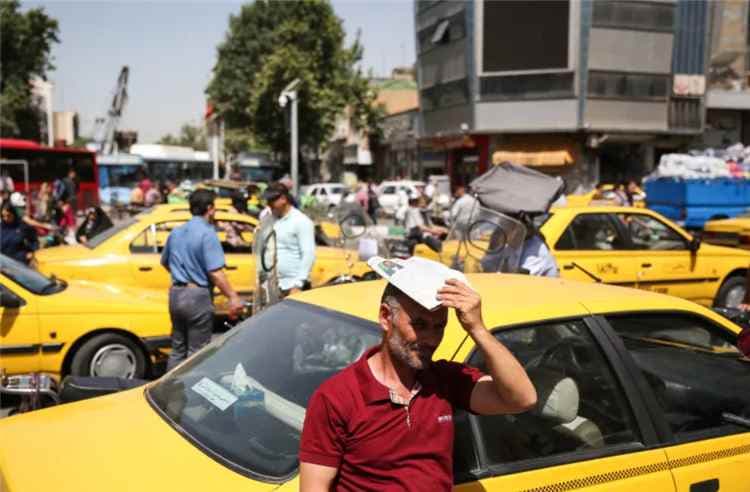 أطباء إيرانيون يتحولون إلى سائقين لمواجهة ارتفاع الأسعار