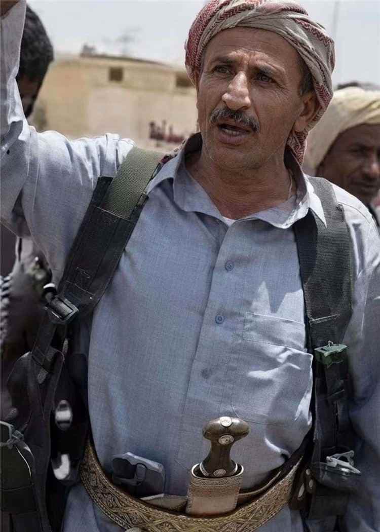 قرار مفاجئ في "مطرح الكرامة".. الشيخ الحزمي يصدر توجيهات حاسمة لقبائل اليمن استعداداً للمرحلة المقبلة