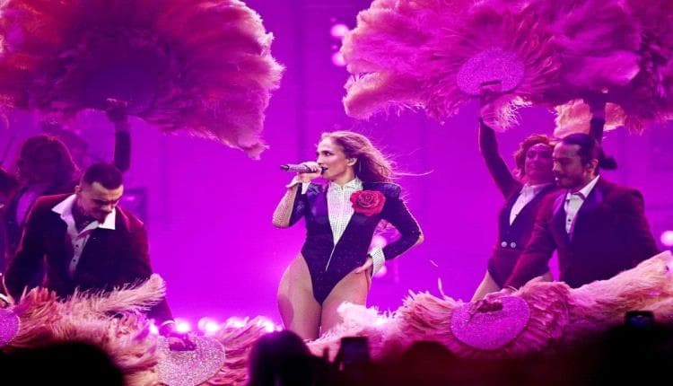 جنيفر لوبيز تتعثر على المسرح وتواصل العرض بثقة