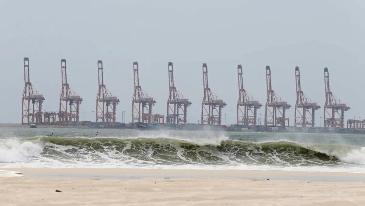 استهداف ميناء صلالة العماني بمسيرتين.. وإصابة شخص وتضرر رافعة