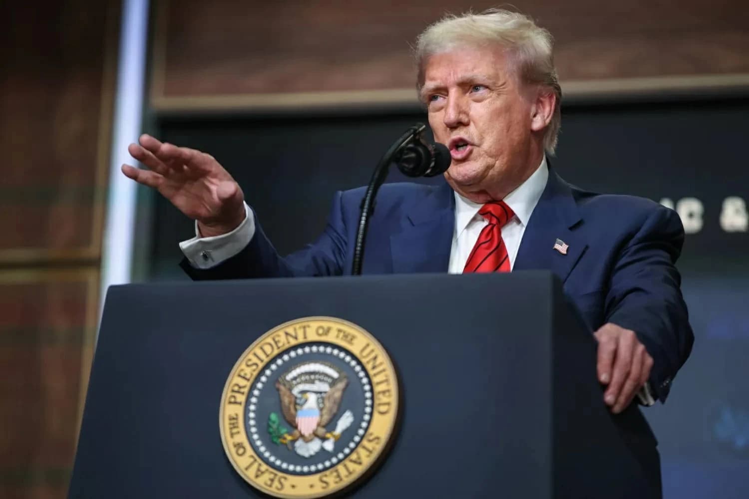 ترمب يتوعد بمحو جزيرة خارك إذا فشلت المفاوضات مع إيران