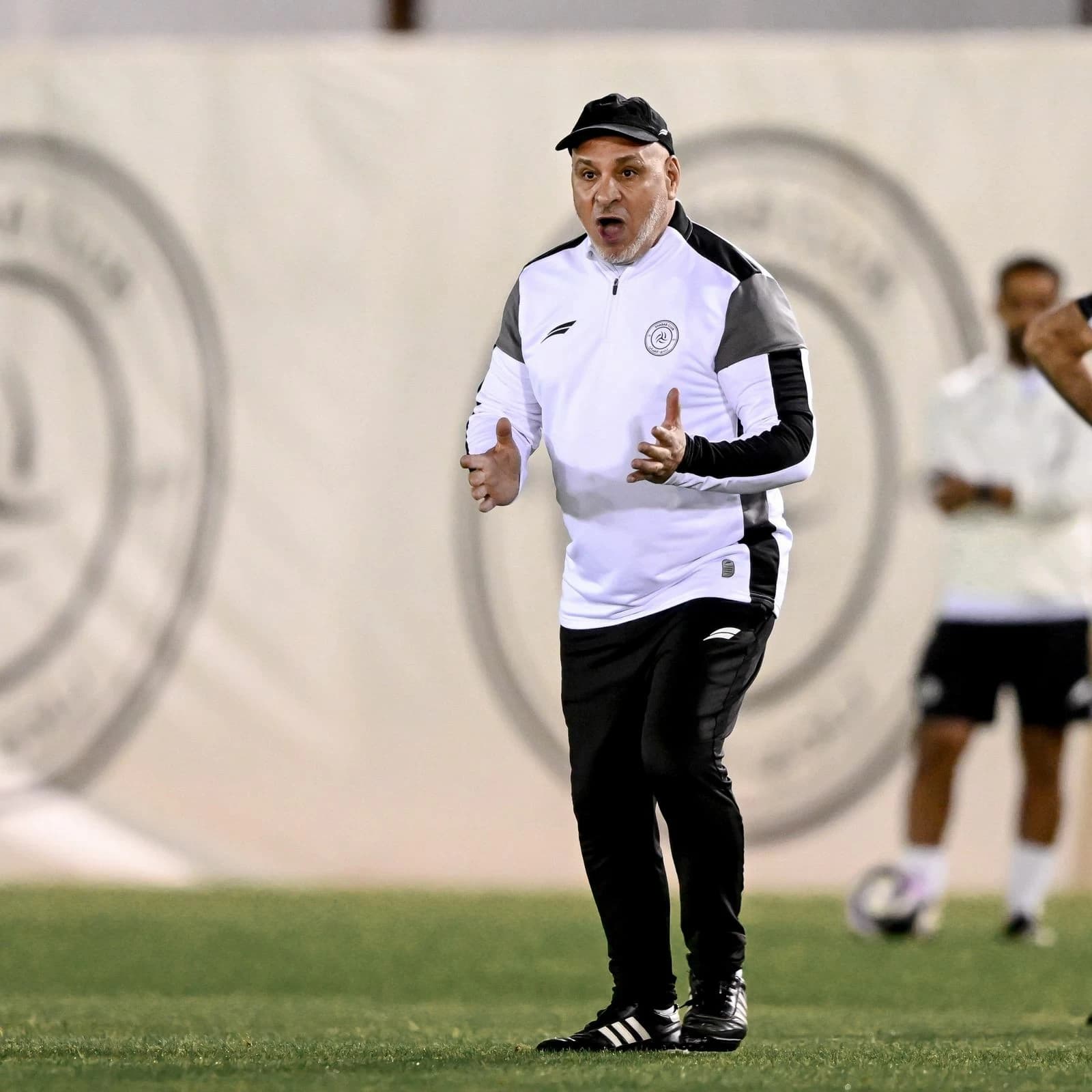 نور الدين بن زكري يحصد 12 نقطة مع الشباب في 8 مباريات