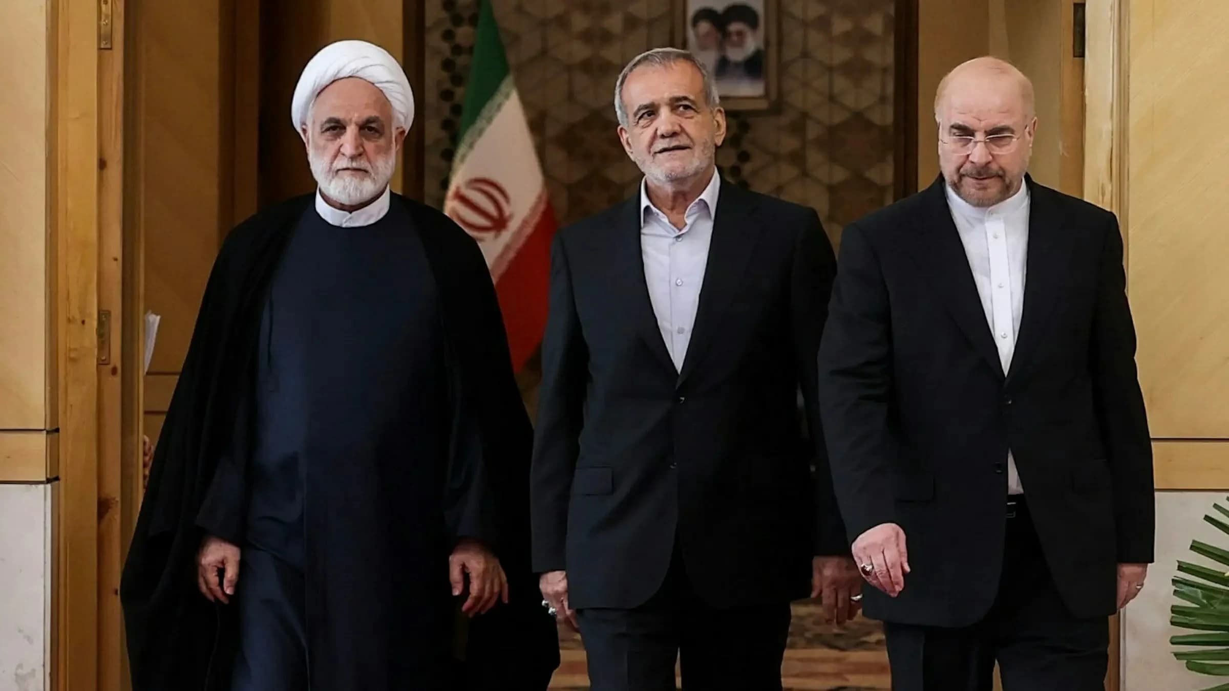 كواليس المفاوضات.. بزشكيان هدد بالاستقالة لإقناع خامنئي بالاتفاق مع واشنطن