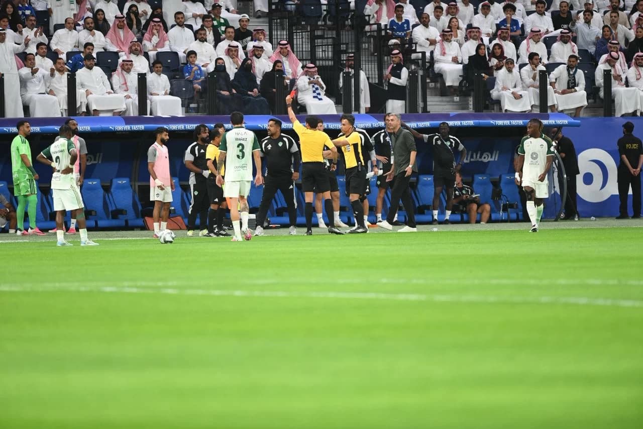 «حمراء الكلاسيكو».. ديميرال يكرر مسلسل الطرد والاستفزاز