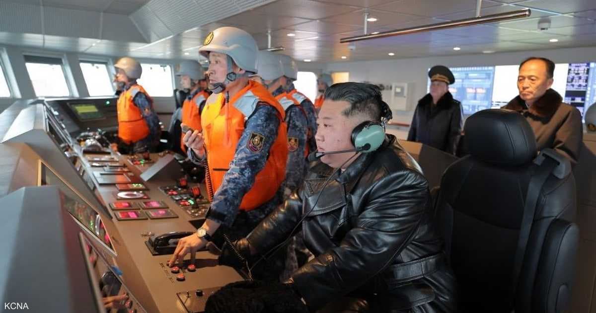 كيم يدير اختبار صاروخ كروز في مدمرة بحرية