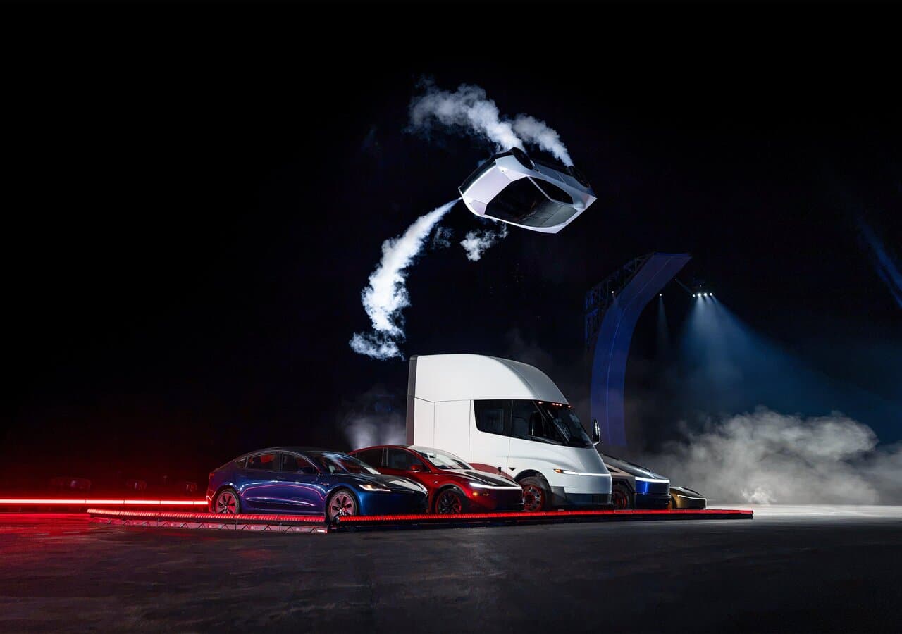 Tesla Roadster الجديدة تقفز في الهواء بدافعات غاز ولن تصل قبل 2028