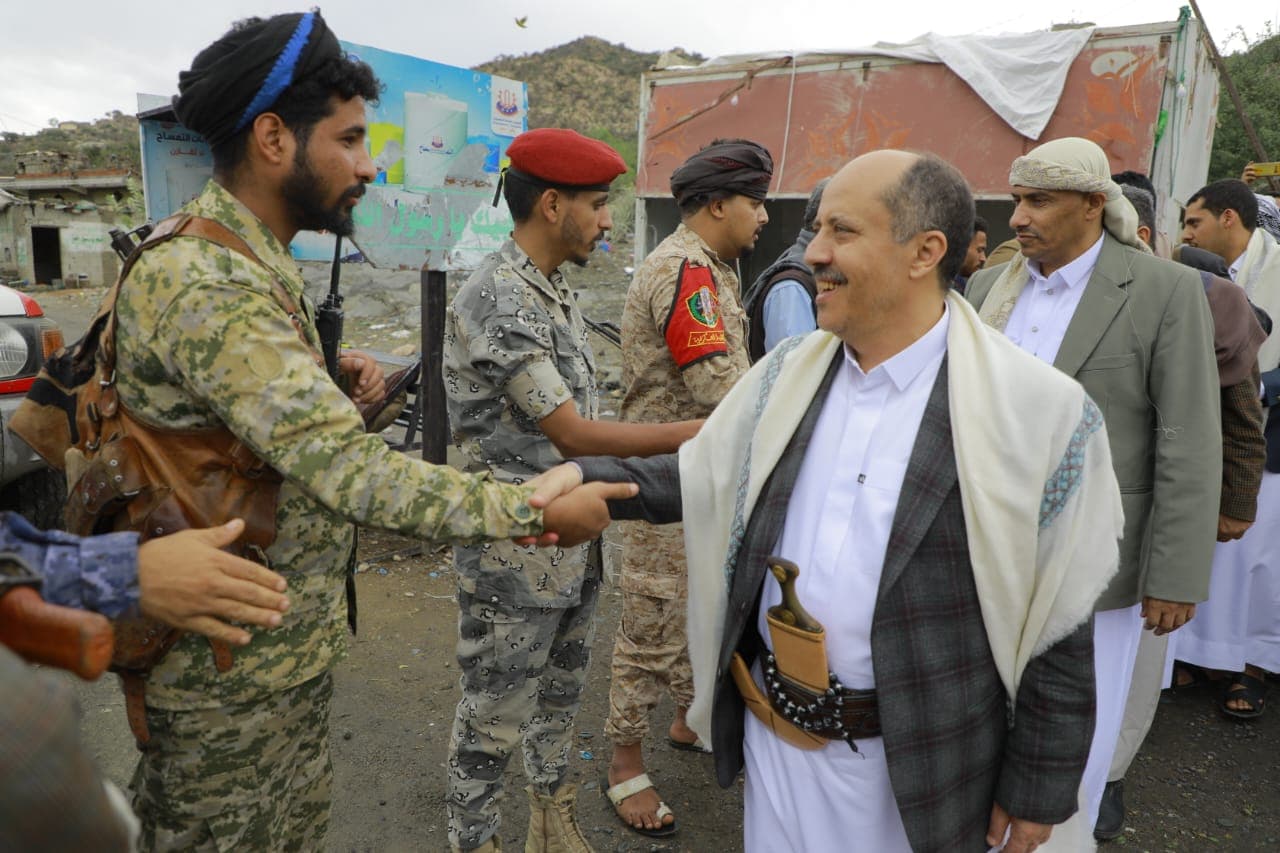 وفد من وزارتي الاقتصاد والمالية يزور المرابطين في جبهات حيفان والقبيطة