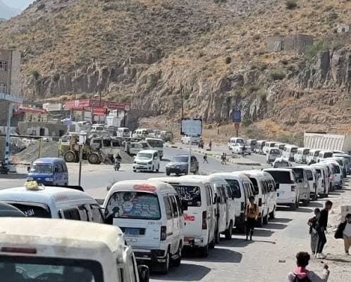 أزمة غاز في تعز .. تشل حركة النقل وتفاقم معاناة المواطنيين