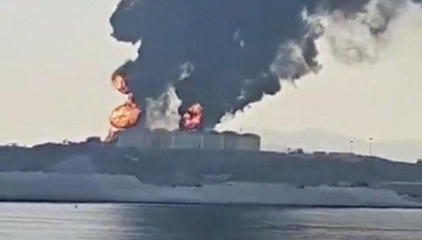 العلاقات العامة لحرس الثورة الإسلامية :تعلن استهداف اهم منشأت حيوية في الامارات والبحرين مرتبطة بالصناعات الامريكية .. صور