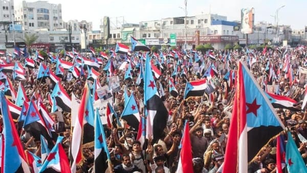 عاجل: دعوة لـ'#انتقالي' إلى نقل احتجاجاتهم من التواهي إلى ساحة العروض في عدن