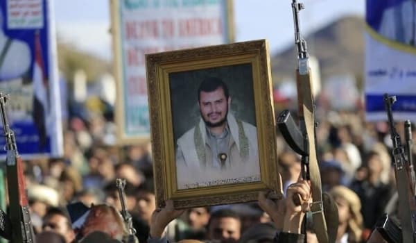 حوثيون يهددون بإغلاق باب المندب إذا انضمت دول خليجية لعمليات ضد إيران