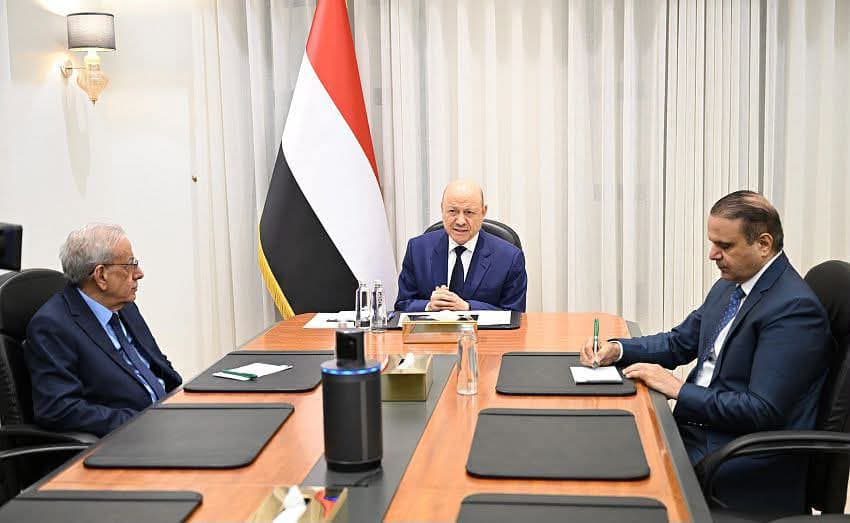 رئيس مجلس القيادة يؤكد: لا رحلات خارج سلطة الدولة والحوثيون مطالبون بقبول المبادرات الإنسانية