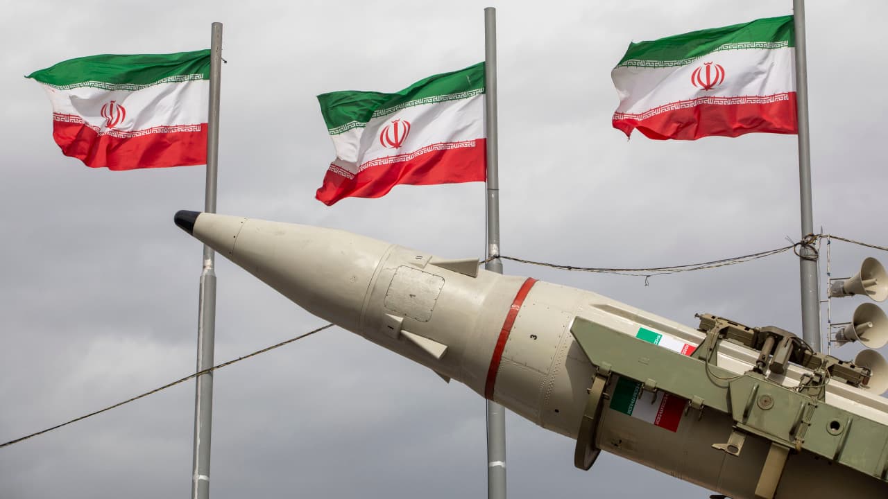 The Revolutionary Guard: Wave 33 targets “Tel Aviv” with 10 heavy missiles and the fifth fleet in Bahrain