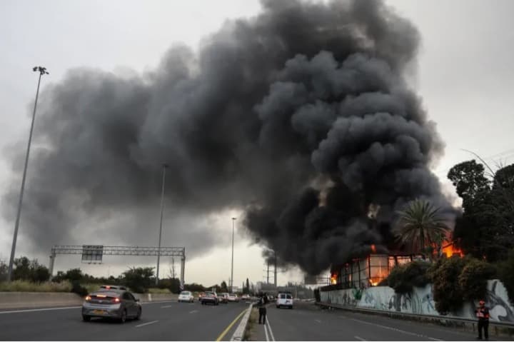 An Iranian missile wave ignites fires in the heart of Tel Aviv