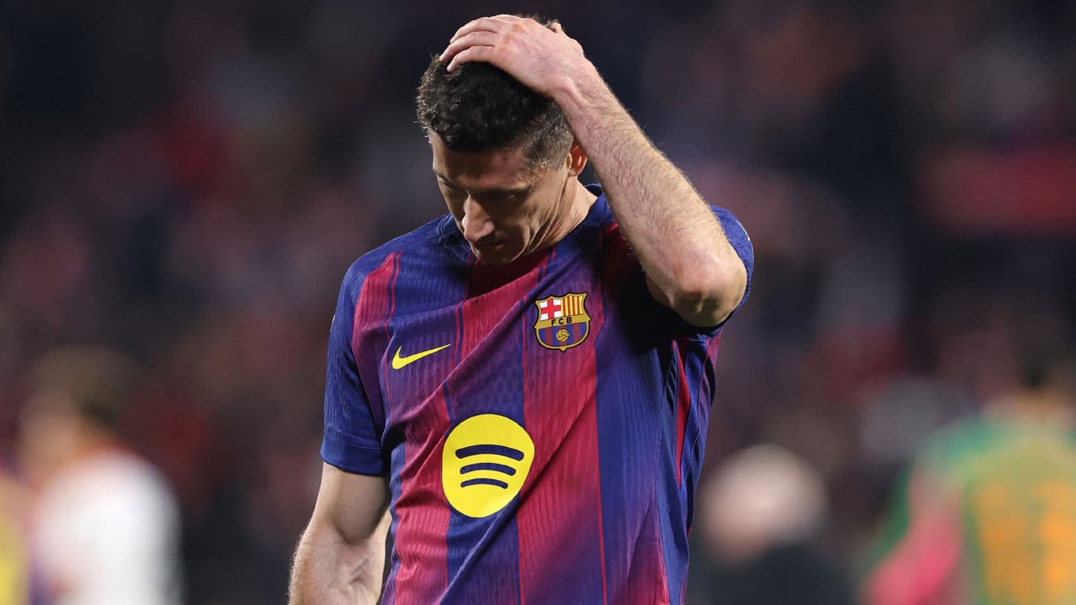 ليفاندوفسكي يحذر برشلونة: الريال أصبح أقوى مع مورينيو