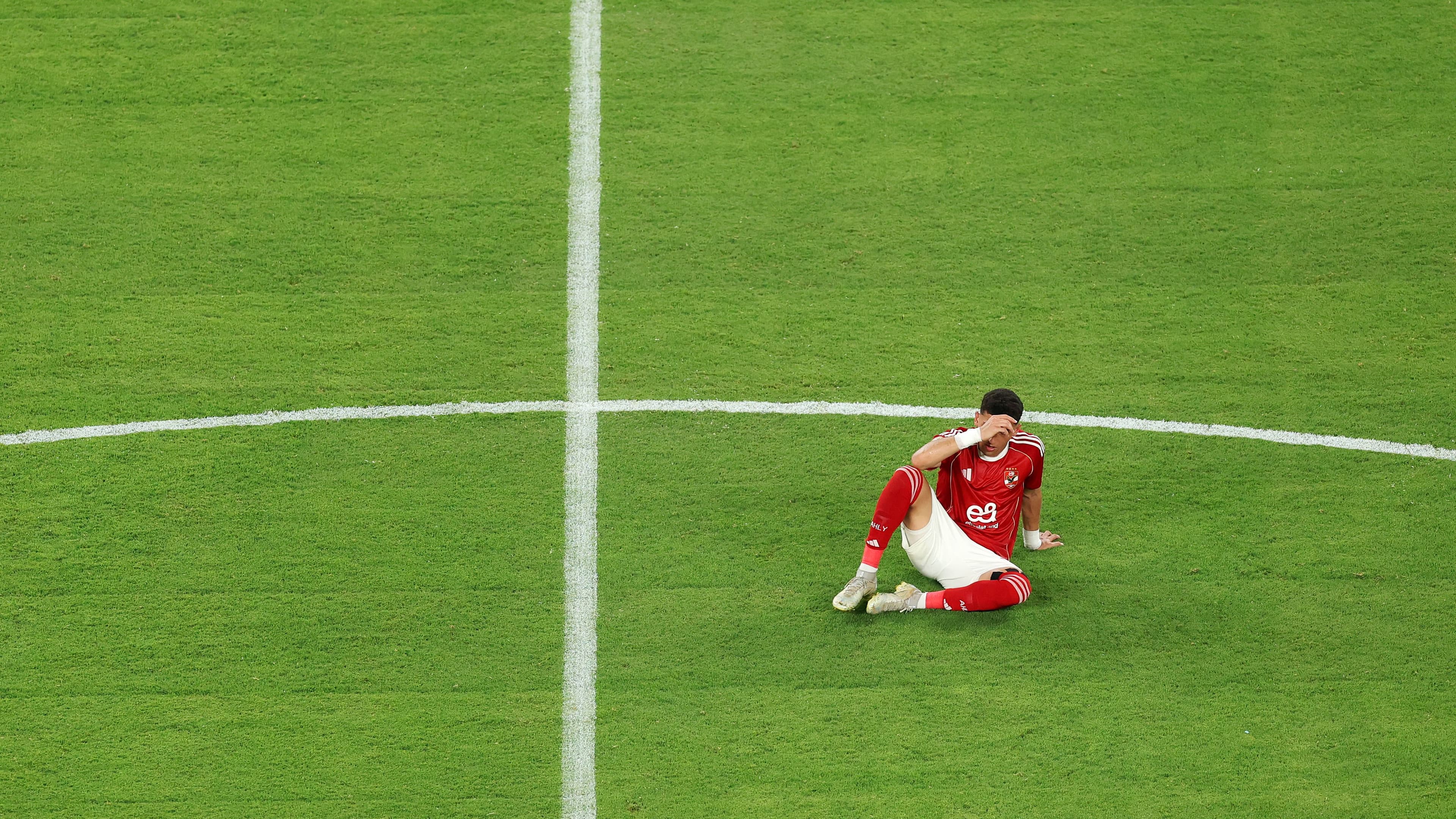 بالفيديو| غضب وذهول.. كيف استقبل سيد عبد الحفيظ سقوط الأهلي؟