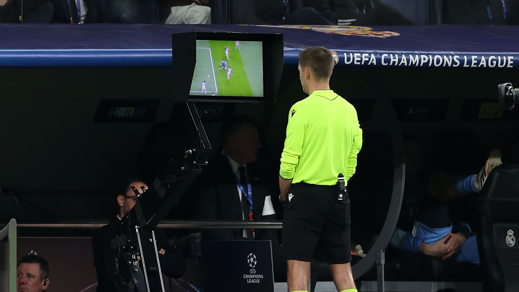 وجه مألوف لريال مدريد يحكم موقعة مانشستر سيتي