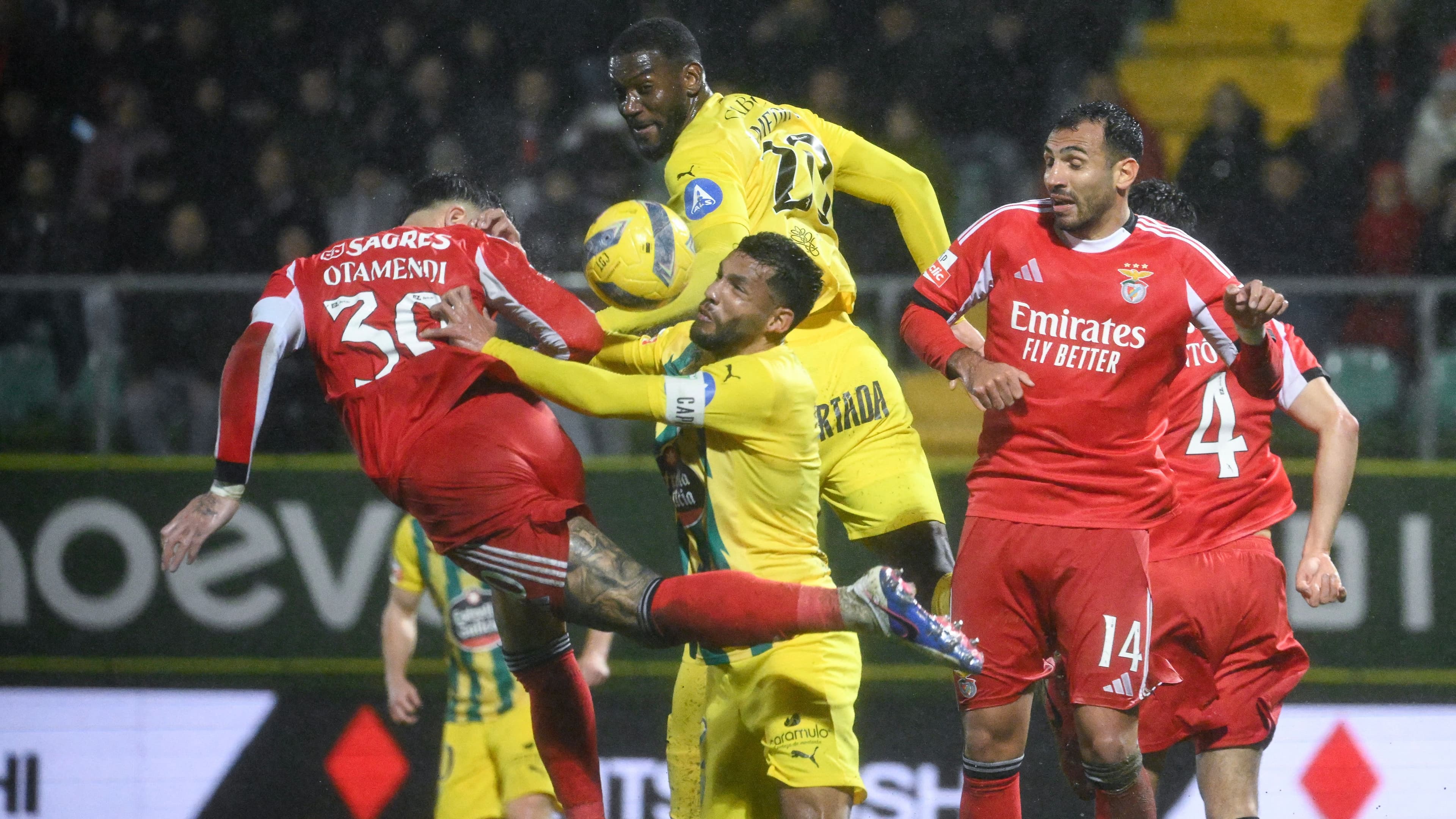 شجار عنيف.. مدرب في البرتغال يُمسك رئيس ناديه من عنقه!