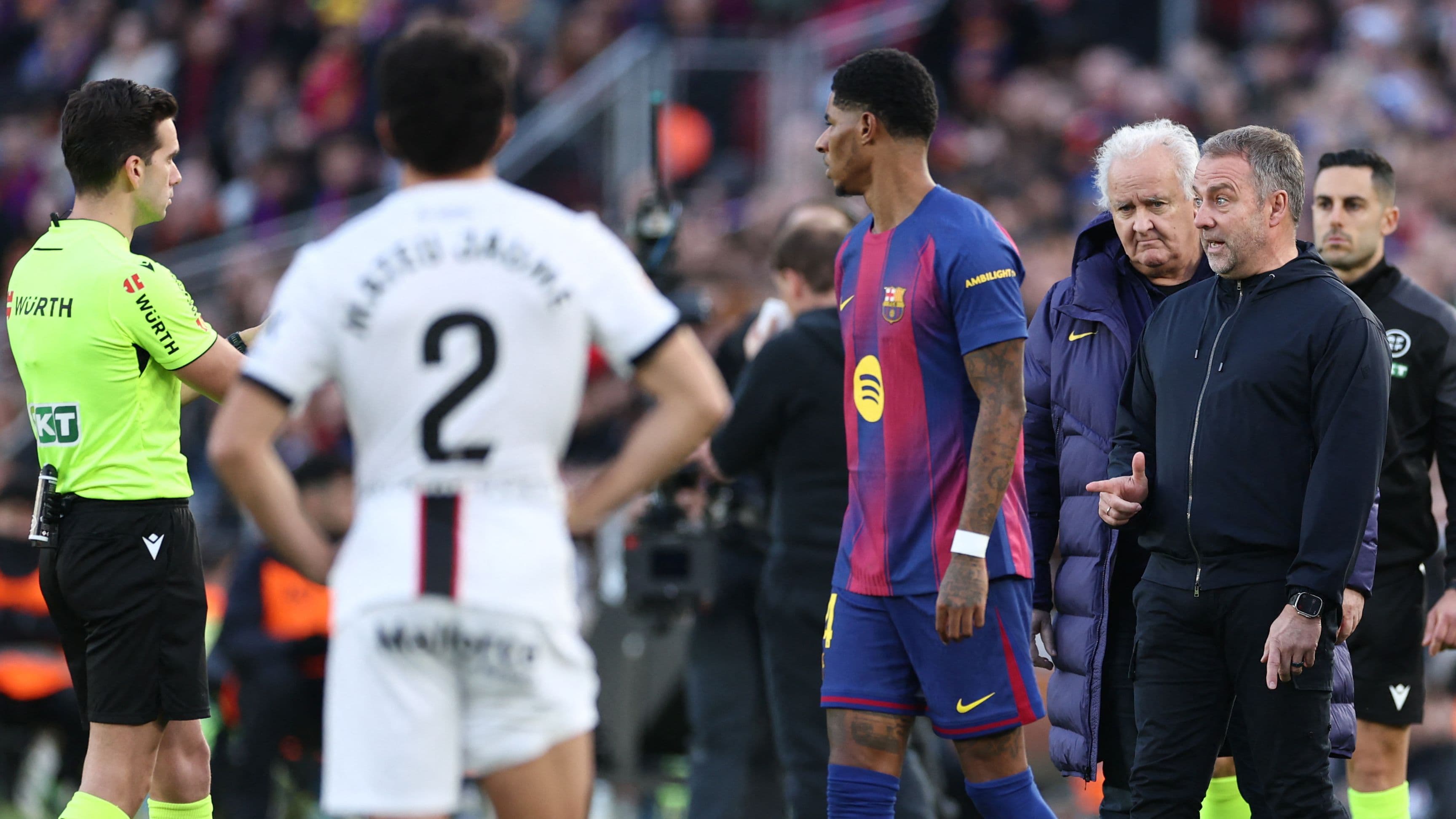 فليك ينفجر غضبًا في وجه حكم مباراة مايوركا