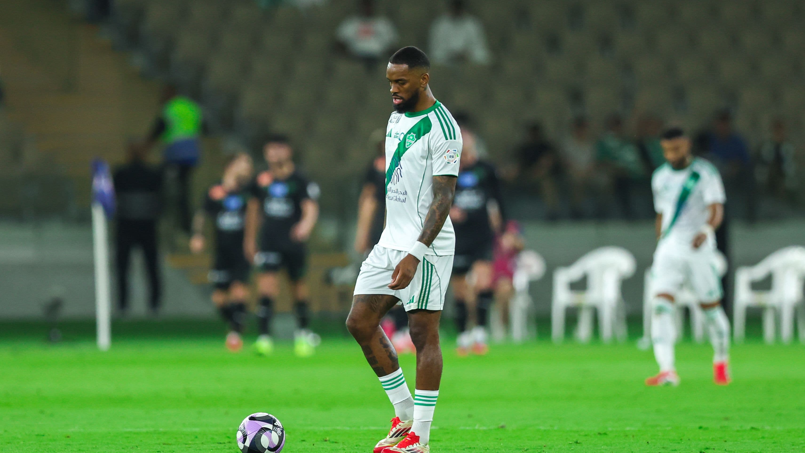 فيديو: خبير تحكيمي يجيب.. هل يتم إيقاف توني بعد مشادة كينونيس؟