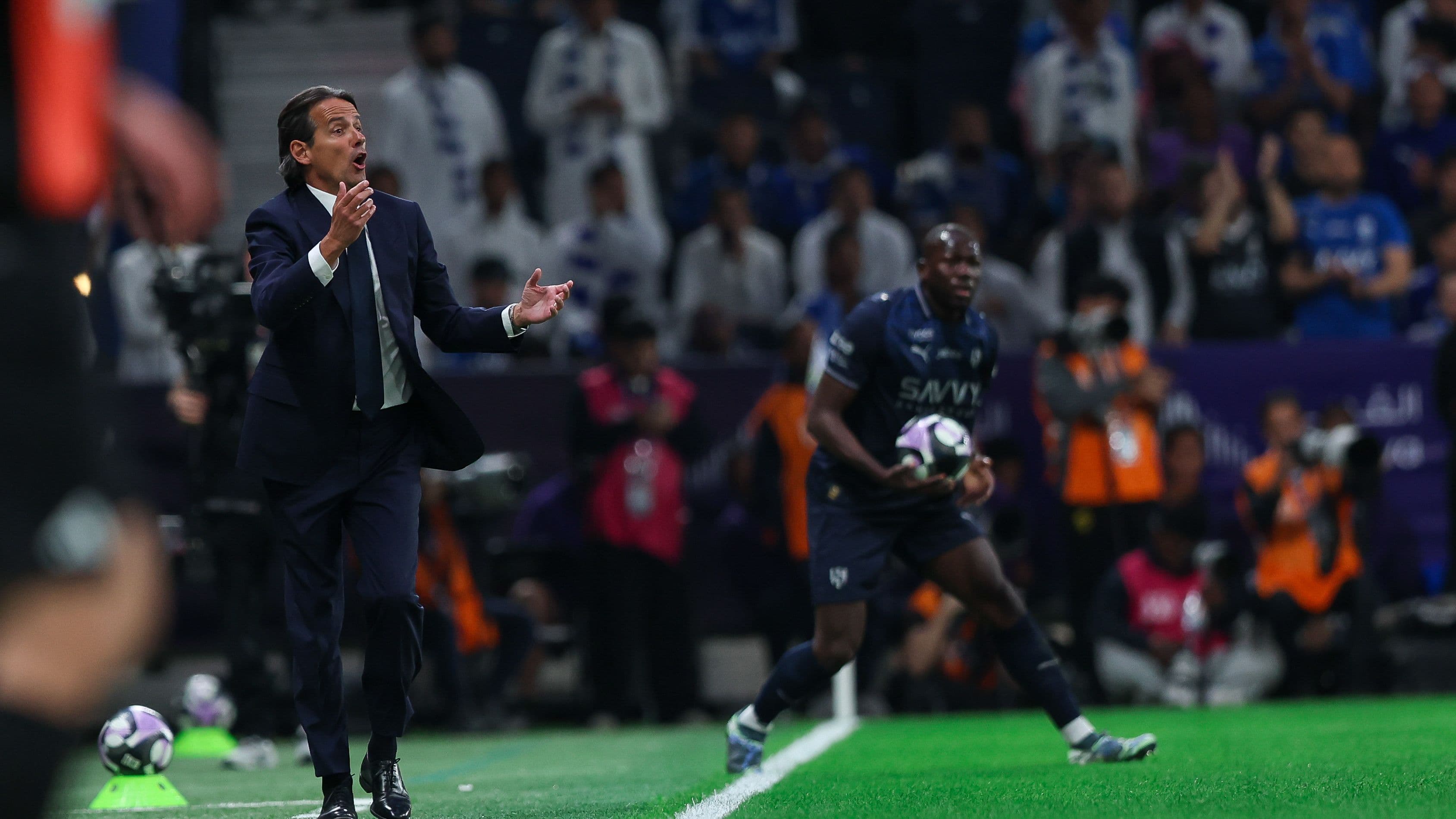 الهلال يطارد النصر والأهلي.. وإنزاجي يرفض الاستسلام