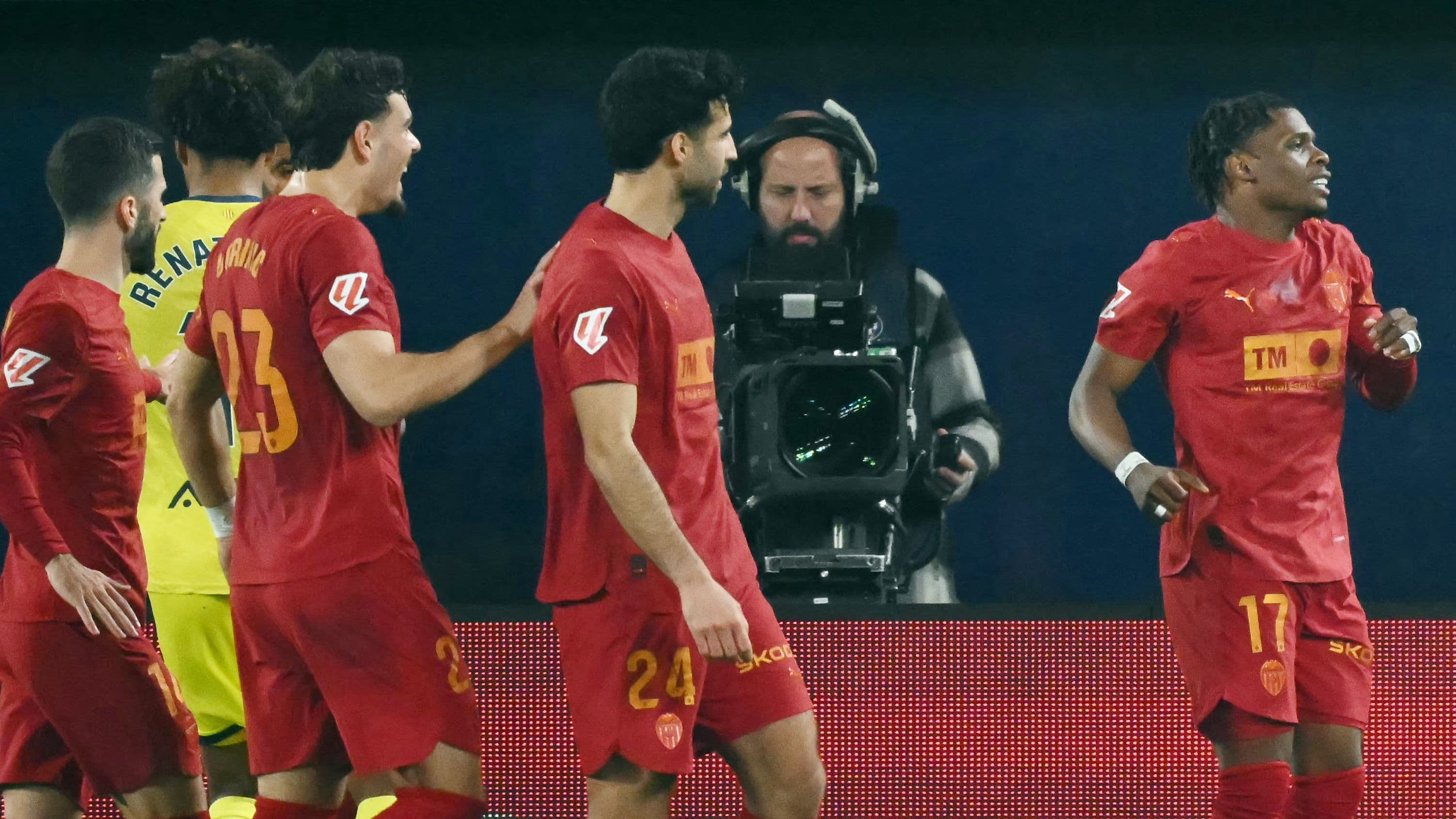 رغم البند المثير.. فالنسيا يجدد التفاوض مع نجم الأهلي