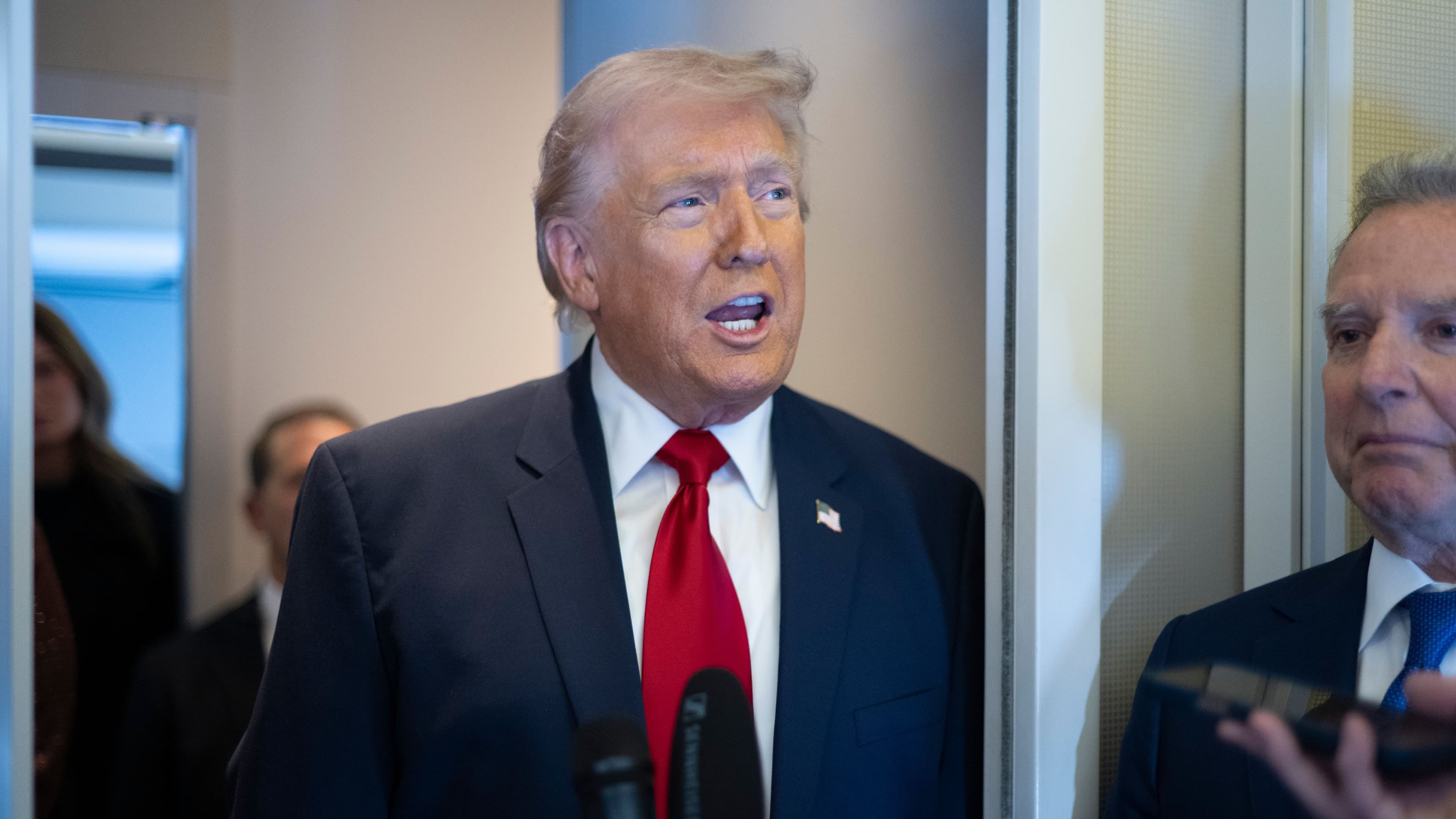 أزمة جديدة.. سياسات ترامب تحرم 10 لاعبين من دخول أمريكا