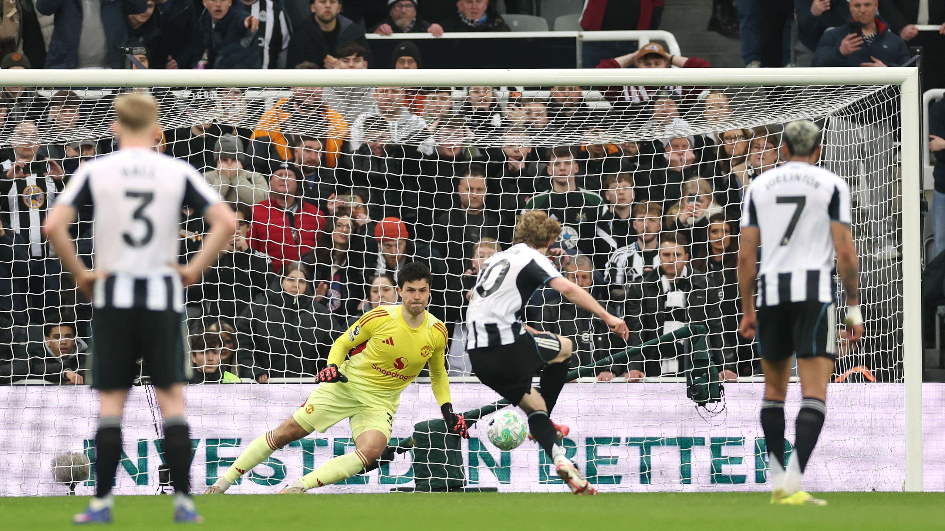 سيل من العروض لنجم نيوكاسل قبل موقعة برشلونة