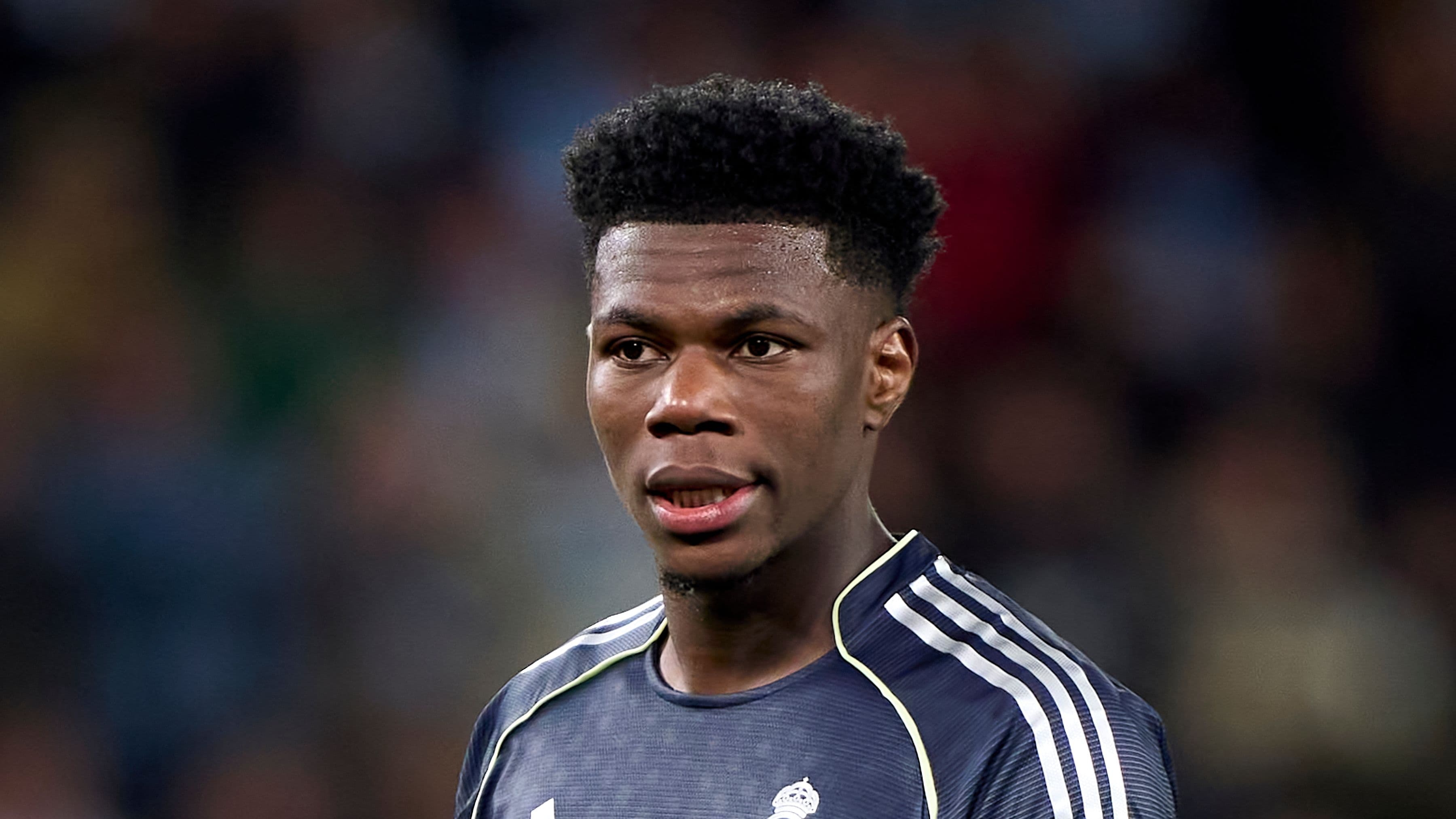 بوجه مهرج.. تشواميني يرد على خيانة صديقته