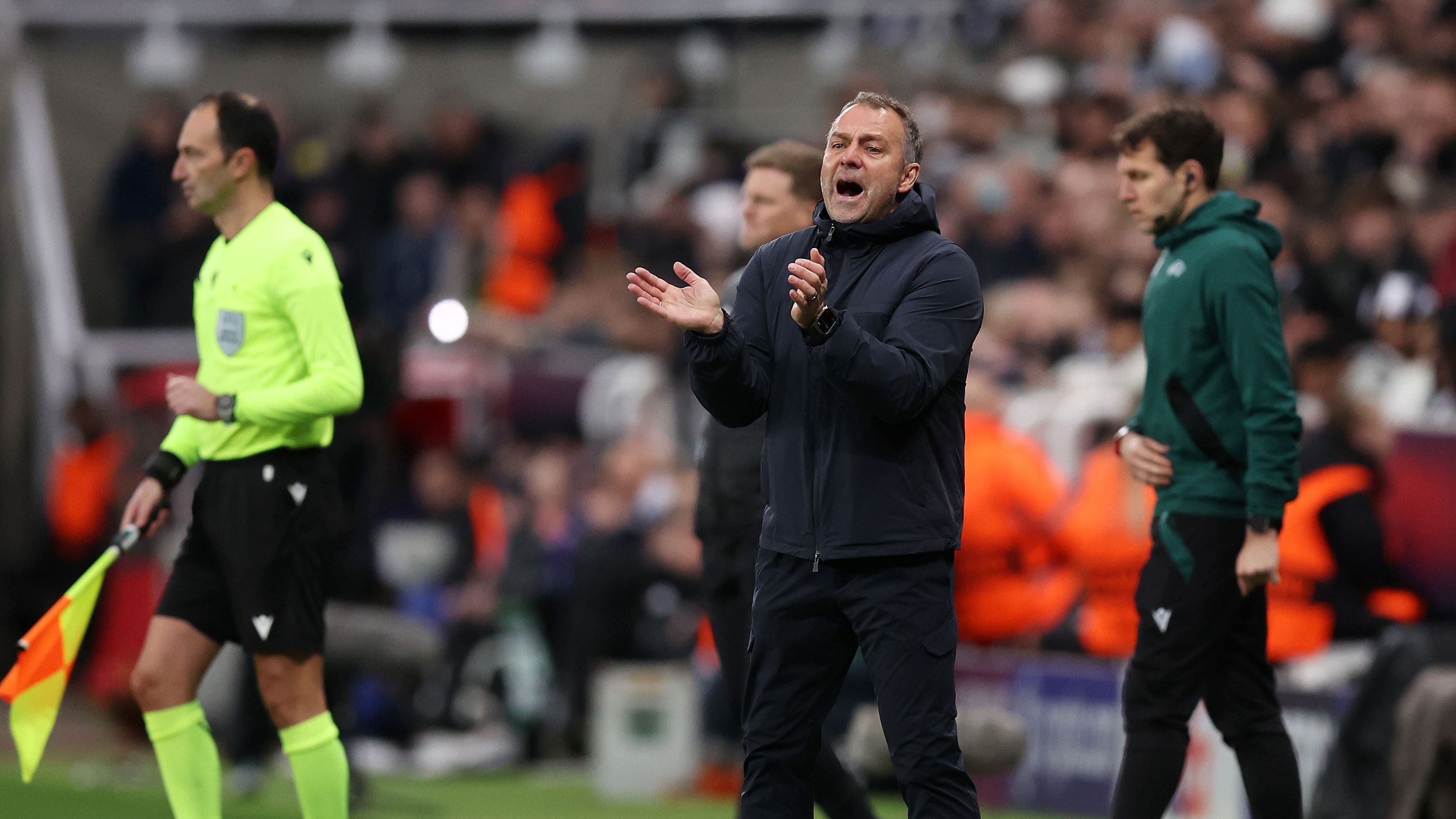 فليك يكشف سر استبدال بيدري.. ويتوعد نيوكاسل في الإياب