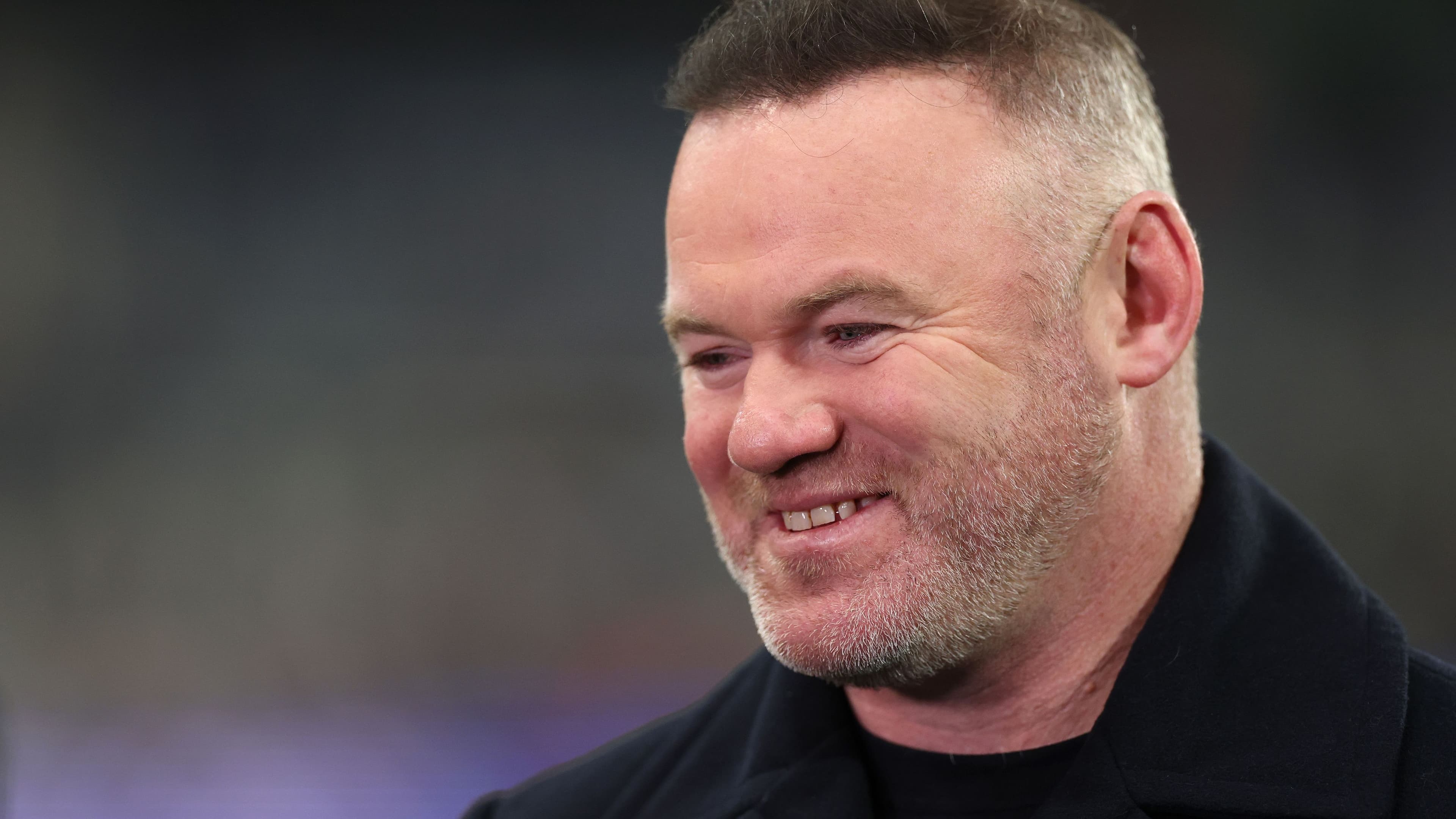 فيديو: على الهواء مباشرة.. روني يسخر من هزيمة ليفربول